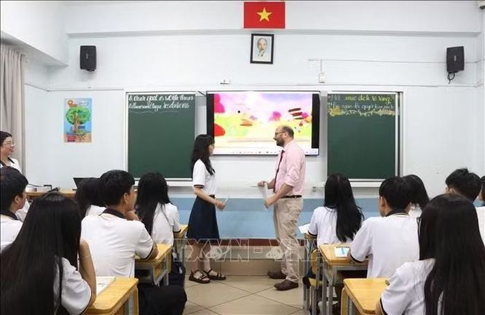 Học sinh trường THPT Lê Quý Đôn - Tân Mai (thành phố Đồng Nai) tự tin giao tiếp với giáo viên nước ngoài.