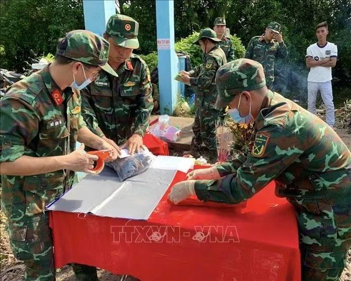 Sau hơn 1 ngày khẩn trương đào tìm, Đội quy tập đã phát hiện một hài cốt liệt sĩ ở độ sâu khoảng 1,5 m trong tình trạng còn nguyên vẹn. Ảnh: TTXVN phát