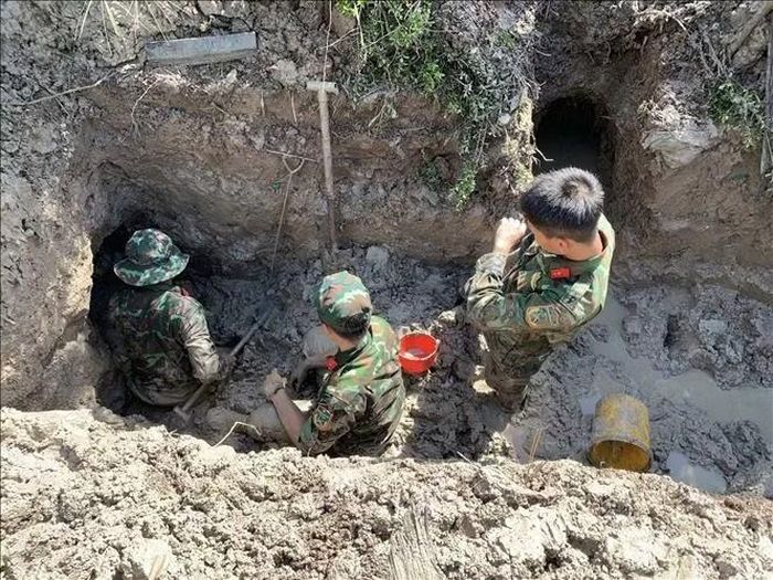 Sau hơn 1 ngày khẩn trương đào tìm, Đội quy tập đã phát hiện một hài cốt liệt sĩ ở độ sâu khoảng 1,5 m trong tình trạng còn nguyên vẹn. Ảnh: TTXVN phát