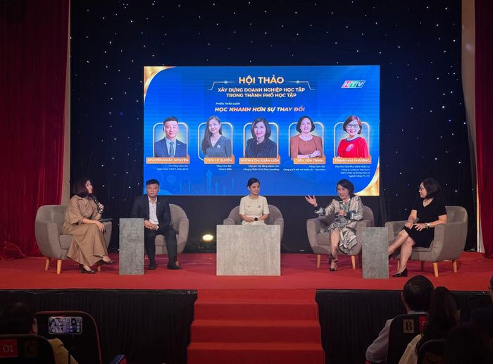 Đại biểu, diễn giả là những nhà quản lý đến từ các doanh nghiệp chia sẻ về phong trào học tập suốt đời tại đơn vị.