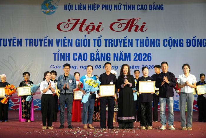 Ban Tổ chức đã trao Giải Nhất cho Tổ truyền thông cộng đồng xã Cần Yên.