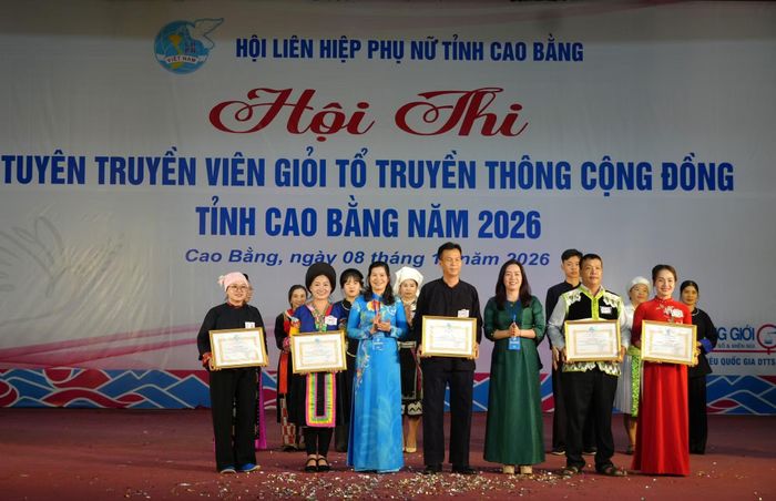 Ban Tổ chức trao giải cho Tổ truyền thông cộng đồng tham gia hội thi.