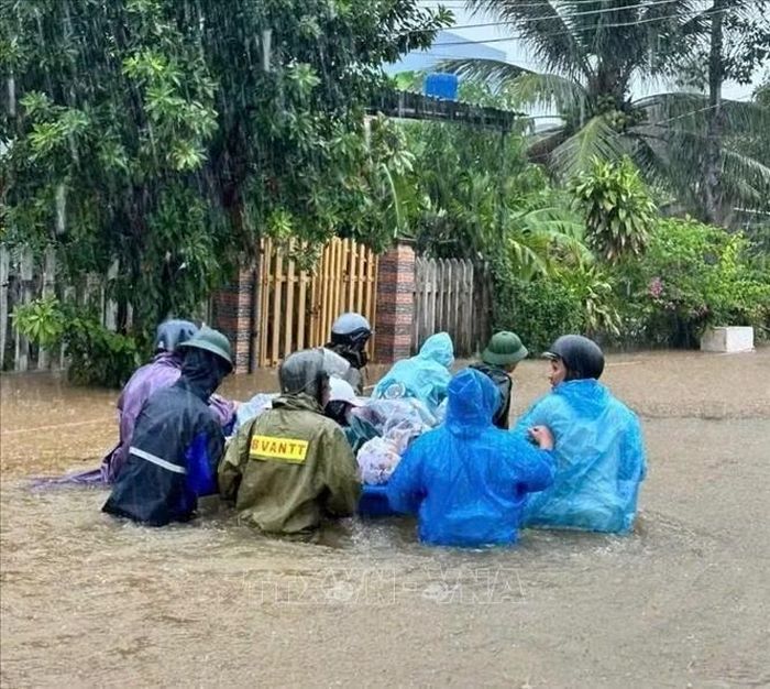 Lực lượng chức năng thành phố Đà Nẵng hỗ trợ người dân di dời tại những vùng bị ngập lụt do mưa lớn. Ảnh: TTXVN phát