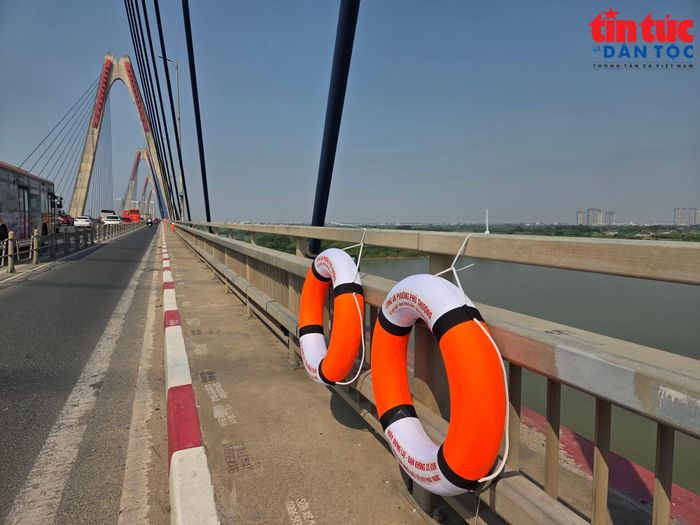 Áo phao được lắp đặt trên cầu Nhật Tân.