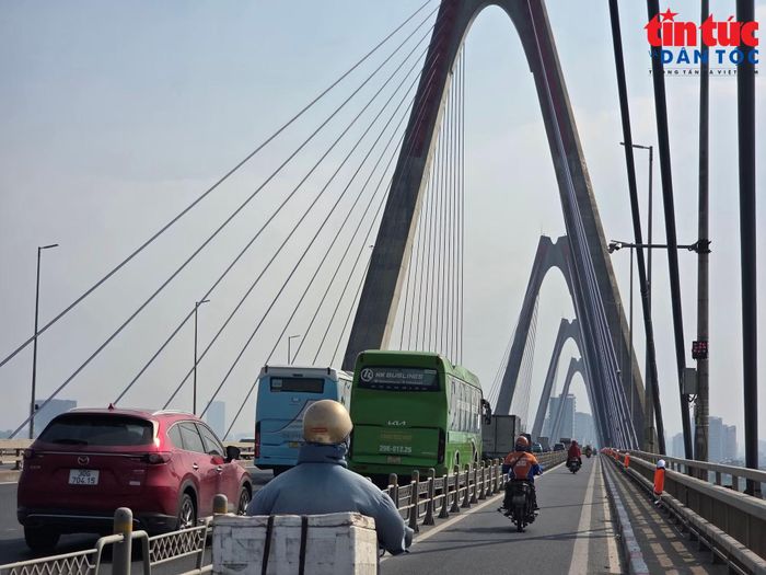 Việc lắp phao cứu sinh trên cầu Nhật Tân sẽ giúp kịp ứng cứu người gặp nạn.