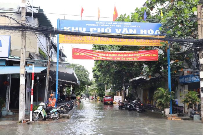 Đường Nguyễn Văn Khối và các tuyến hẻm vẫn còn chìm trong biển nước.