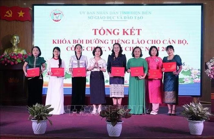 Ban Tổ chức lớp học trao Chứng nhận hoàn thành khóa học cho các học viên.