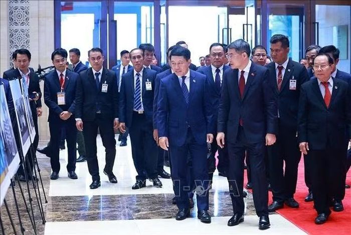 Thủ tướng Lê Minh Hưng và Thủ tướng Lào Saleumxay Kommasith tham quan trưng bày ảnh về quan hệ hợp tác giữa hai nước tại Hội nghị Xúc tiến đầu tư Việt Nam - Lào. Ảnh: Dương Giang/TTXVN