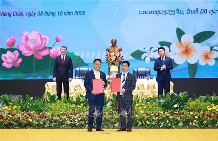 Thủ tướng Lê Minh Hưng và Thủ tướng Lào Saleumxay Kommasith chứng kiến trao chứng nhận và thoả thuận hợp tác đầu tư giữa doanh nghiệp hai nước. Ảnh: Dương Giang/TTXVN