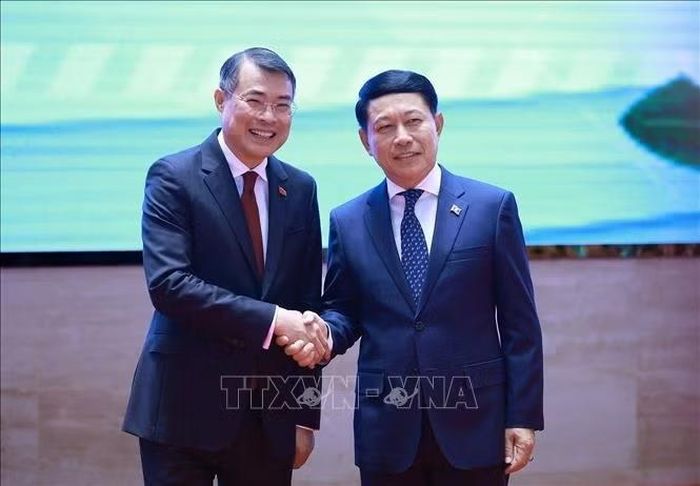 Thủ tướng Lê Minh Hưng và Thủ tướng Lào Saleumxay Kommasith đồng chủ trì Hội nghị Xúc tiến đầu tư Việt Nam - Lào. Ảnh: Dương Giang/TTXVN