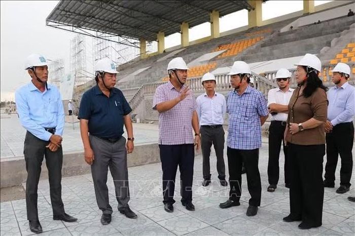 Phó Bí thư Tỉnh ủy Vĩnh Long Kim Ngọc Thái (thứ 3 từ trái qua) khảo sát thực tế tiến độ Dự án Kè chống sạt lở bờ sông Láng Thé kết hợp khán đài đua Ghe Ngo tại xã Bình Phú.