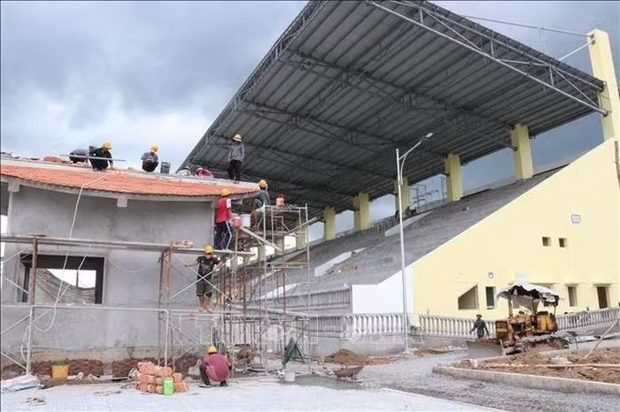 Các đơn vị thi công đang tập trung nhân lực đẩy nhanh tiến độ Dự án Kè chống sạt lở bờ sông Láng Thé kết hợp khán đài đua Ghe Ngo tại xã Bình Phú.