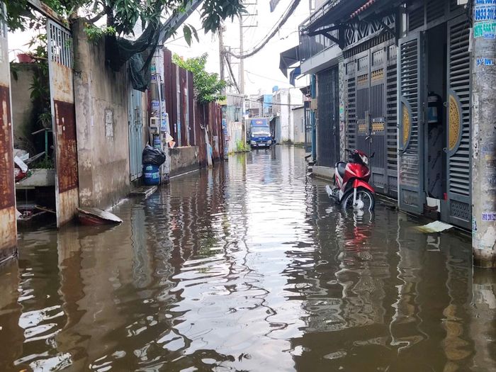 TP Hồ Chí Minh có nhiều điểm ngập dài ngày sau các cơn mưa lớn. Ảnh: Mạnh Linh/Báo Tin tức và Dân tộc