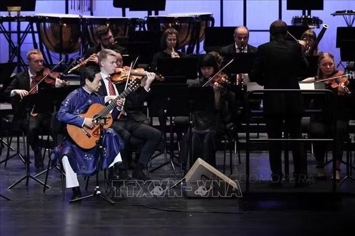Nghệ sỹ Đặng Ngọc Long cùng Dàn nhạc Giao hưởng Tübingen (Đức) biểu diễn trong chương trình hòa nhạc “A Rhapsody of Two Worlds” tại Nhà hát Hồ Gươm (Hà Nội) tháng 12/2025.