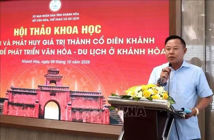 Ông Lê Văn Hoa, Phó Giám đốc Sở Văn hóa, Thể thao và Du lịch tỉnh Khánh Hòa phát biểu tại hội thảo.