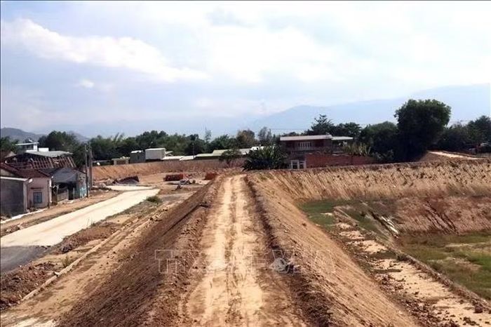 Bờ đê đất của Thành cổ Diên Khánh đang được tôn tạo.