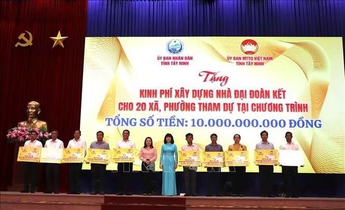 Trao kinh phí hỗ trợ xây dựng, sửa chữa nhà Đại đoàn kết đợt 1 cho 20 xã, phường, mỗi đơn vị 500 triệu đồng.