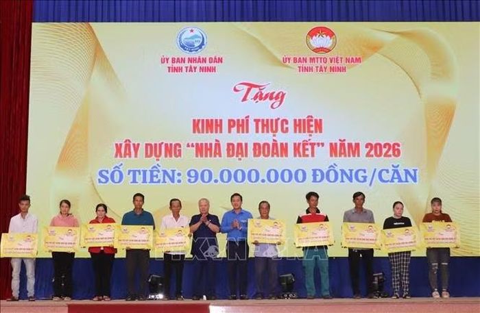 Trao hỗ trợ xây mới nhà ở cho đại diện 10 hộ gia đình khó khăn, mỗi căn trị giá 90 triệu đồng.