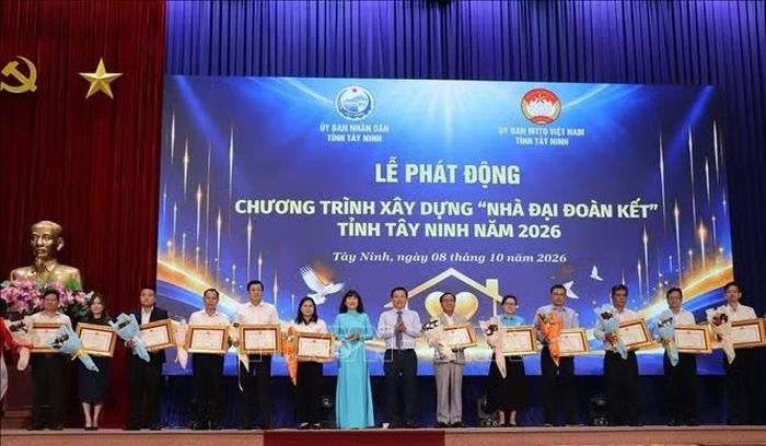 Chủ tịch UBND tỉnh Tây Ninh tặng Bằng khen cho 15 tập thể, cá nhân có nhiều đóng góp trong thực hiện Chương trình “Nhà Đại đoàn kết”.