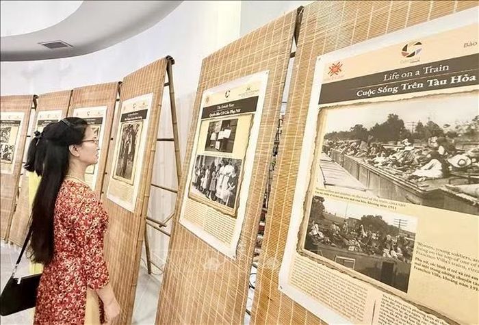 Khách tham quan triển lãm.