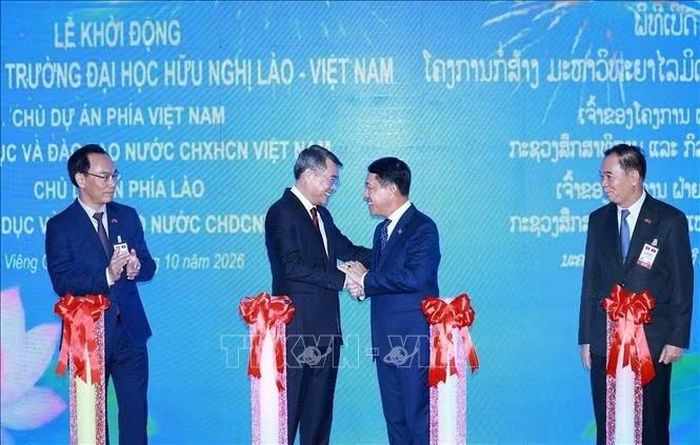 Thủ tướng Lê Minh Hưng và Thủ tướng Lào Saleumxay Kommasith thực hiện nghi thức khởi động dự án Trường Đại học Hữu nghị Lào - Việt Nam. Ảnh: Dương Giang/TTXVN