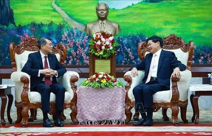 Thủ tướng Lê Minh Hưng hội kiến Tổng Bí thư, Chủ tịch nước Lào Thongloun Sisoulith. Ảnh: Dương Giang/TTXVN
