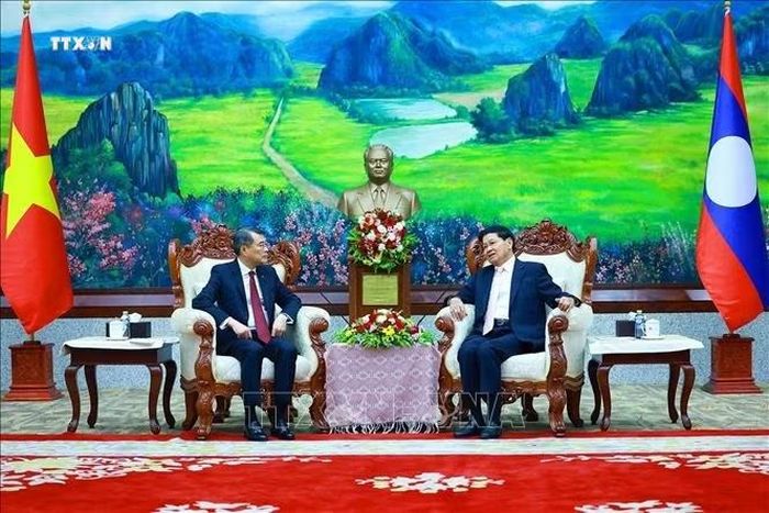 Thủ tướng Lê Minh Hưng hội kiến Tổng Bí thư, Chủ tịch nước Lào Thongloun Sisoulith. Ảnh: Dương Giang/TTXVN