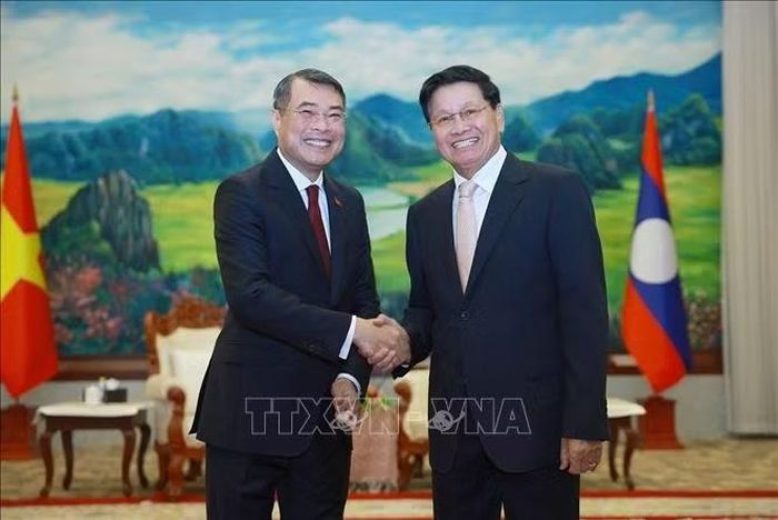 Thủ tướng Lê Minh Hưng hội kiến Tổng Bí thư, Chủ tịch nước Lào Thongloun Sisoulith. Ảnh: Dương Giang/TTXVN