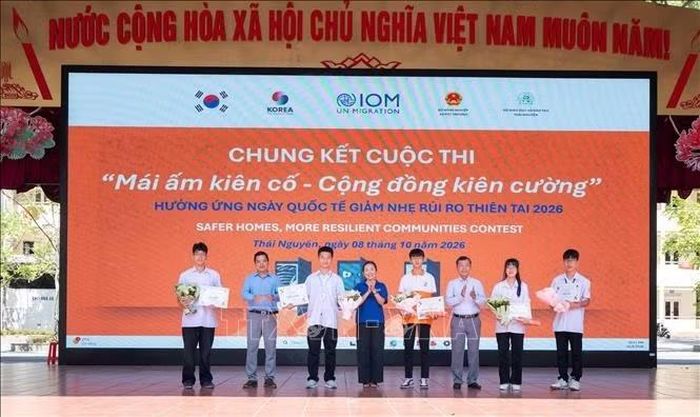 Ban tổ chức trao giải cho các đội đoạt giải.