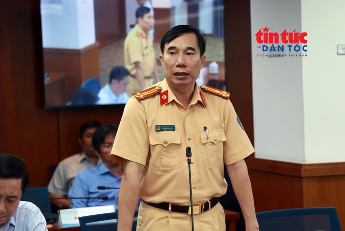 Thượng tá Đỗ Xuân Hoàn, Phó Trưởng phòng PC08, Công an TP Hồ Chí Minh thông tin tại buổi họp báo.