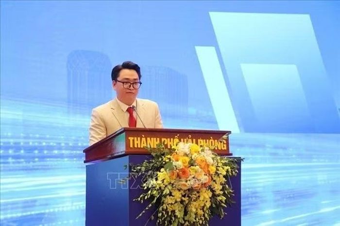 ThS. Phạm Vũ Ban, Nhà nghiên cứu, Viện Đổi mới sáng tạo Quốc gia, Bộ Khoa học và Công nghệ trình bày tham luận “AI cho đô thị cảng: Khai thác dữ liệu thời gian thực để tối ưu cảng biển, logistics, công nghiệp và giao thông Hải Phòng”.