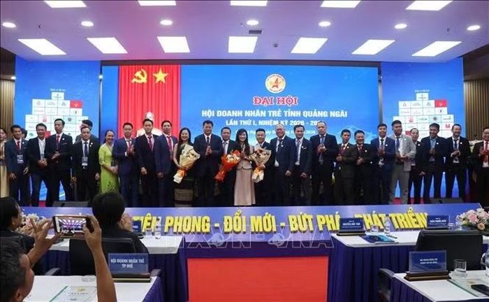 Chủ tịch UBND tỉnh Quảng Ngãi tặng hoa chúc mừng Ban chấp hành Hội doanh nhân trẻ tỉnh Quảng Ngãi nhiệm kỳ 2026 - 2031.