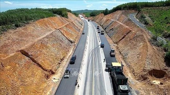 Hàng loạt máy móc, phương tiện và nhân lực được huy động, hoạt động liên tục trên tuyến. Ảnh: Thanh Thuỷ/TTXVN