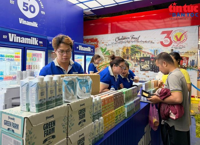 Lễ hội quy tụ gần 150 doanh nghiệp với hơn 200 gian hàng giới thiệu sản phẩm đến người tiêu dùng.