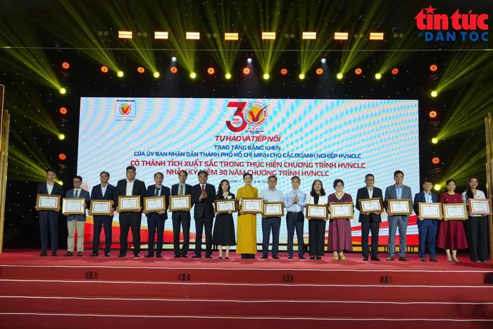 Đại diện các doanh nghiệp nhận Bằng khen, ghi nhận những đóng góp trong hành trình phát triển hàng Việt.
