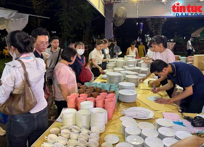 Gian hàng bán đồ dùng gia đình thu hút khách tìm hiểu, chọn mua.
