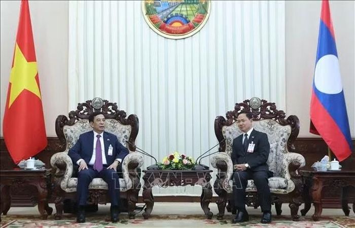 Đại tướng Phan Văn Giang, Bộ trưởng Bộ Quốc phòng Việt Nam gặp Đại tướng Khamlieng Outhakaysone, Bộ trưởng Bộ Quốc phòng Lào. Ảnh: Xuân Tú/TTXVN