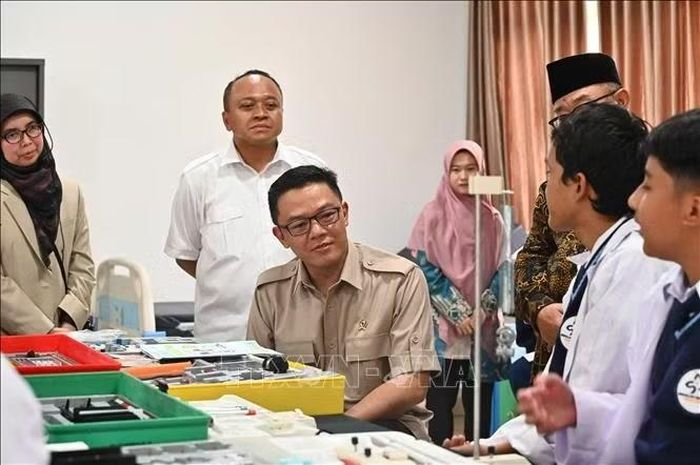 Bộ trưởng Điều phối Phát triển Nguồn nhân lực và Văn hóa, Sugiono nghe học sinh thuyết trình về sản phẩm sáng tạo. Ảnh: Minh Thái/TTXVN