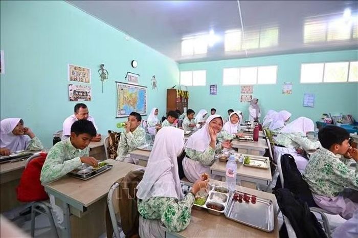 Bữa ăn miễn phí học sinh trường tiểu học Cibinong, huyện Bogor, tỉnh Tây Java. Ảnh: Đỗ Quyên/TTXVN