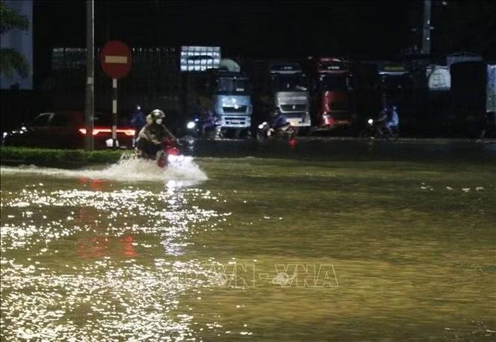 Các phương tiện gặp khó khăn khi lưu thông qua khu vực nước ngập.