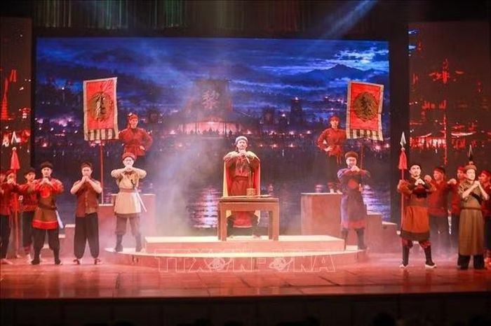 Kết hợp lịch sử, di sản, sân khấu và công nghệ, “Thời khắc” cho thấy hướng đi mới trong sáng tạo sản phẩm văn hóa, góp phần đưa các giá trị văn hóa Hà Nội lan tỏa trong đời sống đương đại. Ảnh: Khánh Hoà/TTXVN