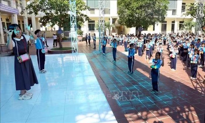 Sau sắp xếp, trường Tiểu học Bình Định (xã Bình Định) không chỉ triển khai đồng bộ kế hoạch giáo dục mà còn hướng đến việc lan tỏa, tiếp nối những giá trị tốt đẹp của các trường cũ và hình thành nét văn hóa chung cho ngôi trường mới. Ảnh: Thế Duyệt/TTXVN