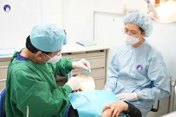 TTƯT.BS.CKII Nguyễn Anh Ninh – Trưởng khoa Lão nha, Bệnh viện Răng Hàm Mặt Trung ương Tp.HCM – điều trị cho người bệnh. Ảnh: Bệnh viện Răng Hàm Mặt Trung ương Tp.HCM