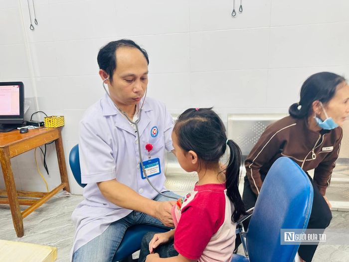 Bên cạnh hoạt động khám, chữa bệnh thường xuyên, trạm còn tham gia triển khai các chương trình khám sức khỏe, khám sàng lọc cho người dân. Ảnh Hồ Thắng.