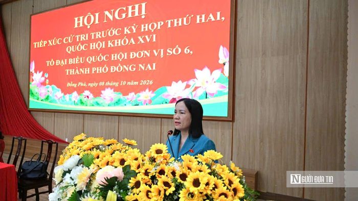 Đại biểu Trương Thị Diệu Thúy thông tin đến cử tri về kết quả Kỳ họp không thường lệ thứ nhất, Quốc hội khóa XVI.