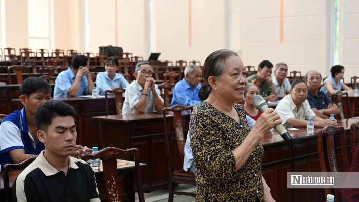 Bà Nguyễn Thị Thành (69 tuổi, ngụ KP Tân Bình, phường Đồng Phú) nêu kiến nghị tại buổi tiếp xúc cử tri.