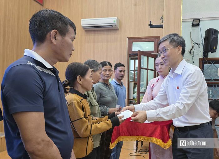 ĐBQH Nguyễn Khánh Ngọc, Chủ tịch Hội Luật gia Việt Nam, trao quà cho người dân có hoàn cảnh khó khăn tại xã Xuân Phú, thành phố Đà Nẵng.
