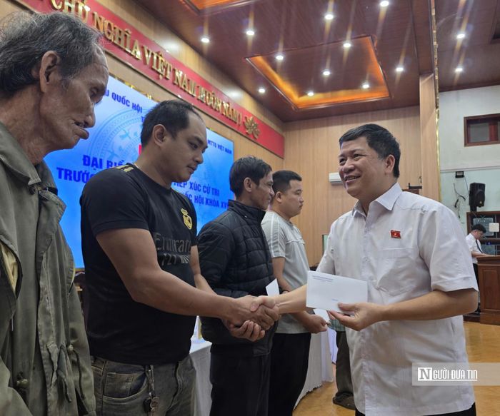 Ông Tạ Văn Hạ, Phó Chủ nhiệm Ủy ban Văn hóa và Xã hội của Quốc hội, trao phần quà cho người dân có hoàn cảnh khó khăn tại xã Xuân Phú, thành phố Đà Nẵng.