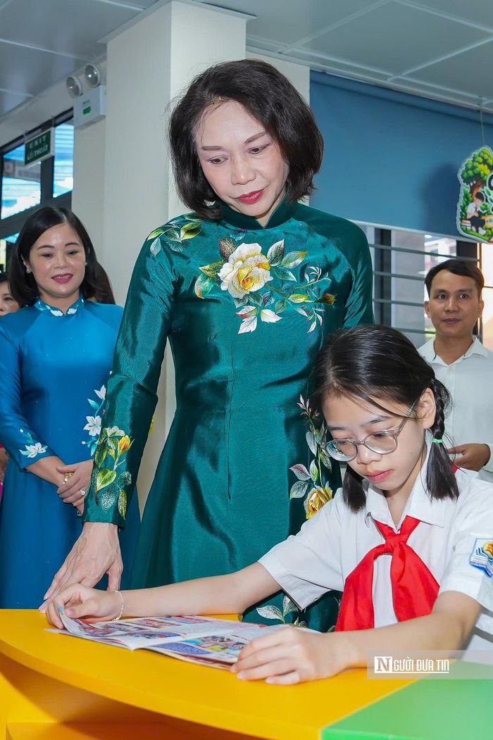 Phó Chủ tịch UBND Thành phố Hà Nội Vũ Thu Hà trực tiếp tham quan các hạng mục tại nhà trường.