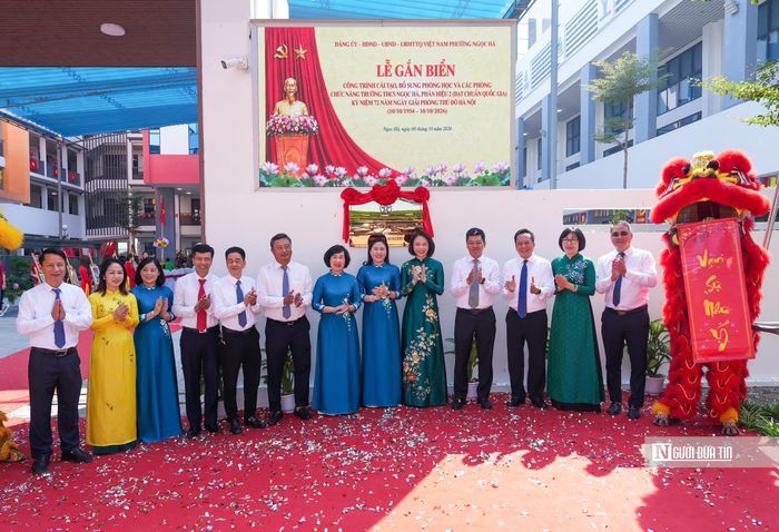 Trường Trung học cơ sở Ngọc Hà được khởi công tháng 9/2024, gồm nhiều hạng mục được cải tạo, xây mới đồng bộ với tổng mức đầu tư gần 139 tỷ đồng. Trong đó, khối hiệu bộ và học bộ môn được xây mới với quy mô 5 tầng nổi và 1 tầng hầm, thay thế khối nhà 3 tầng được xây dựng từ năm 1993.